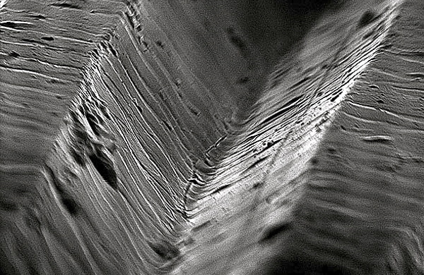 Electron-microscope-groove-2